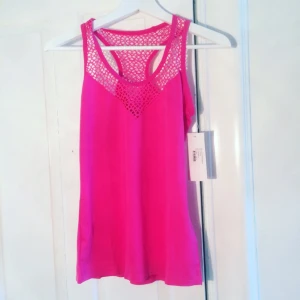  - Oanvänt träningslinne, röhnisch, kostade 399 säljer för 200kr. Det var för stort, strl s men passar M bättre