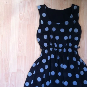  - ⚪️Svart klänning med vita stora prickar⚪️

• Storlek: Lapp borta, passar 34/36 
• Märke: Okänt 
• Material: 95% polyester 5% elastan
• Skick: Använd men i fint skick
• Övrigt: Inga skavanker funna
• Frakt: 28kr
