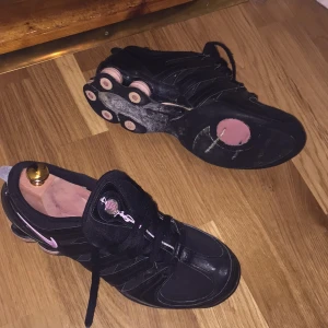  - Nike träningsskor välanvända men skötta. Sulan är lite sliten men det är det enda.