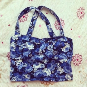  - Blommig "Bustier" från BIKBOK. Aldrig använd pga för liten. Perfekt för sommaren! Köparen står för frakten! Tar även emot betalning via swish!