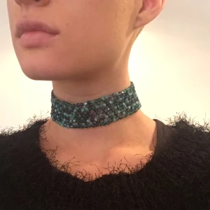  - Fint pärl-chocker. Super bekväm. 