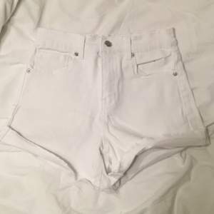 Vita shorts i jeans-imitation från forever21. Fler bilder skickas gärna till intresserad köpare. :) 
