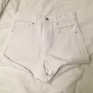  - Vita shorts i jeans-imitation från forever21. Fler bilder skickas gärna till intresserad köpare. :) 