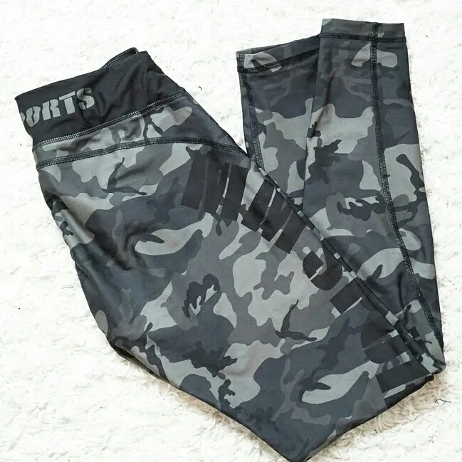 ♡ Jätte snygga kompressions tights med camo mönster (Army green) och låg midja från MM Sports. köpa för 800kr och endast använda två gånger. . Jeans & Byxor.