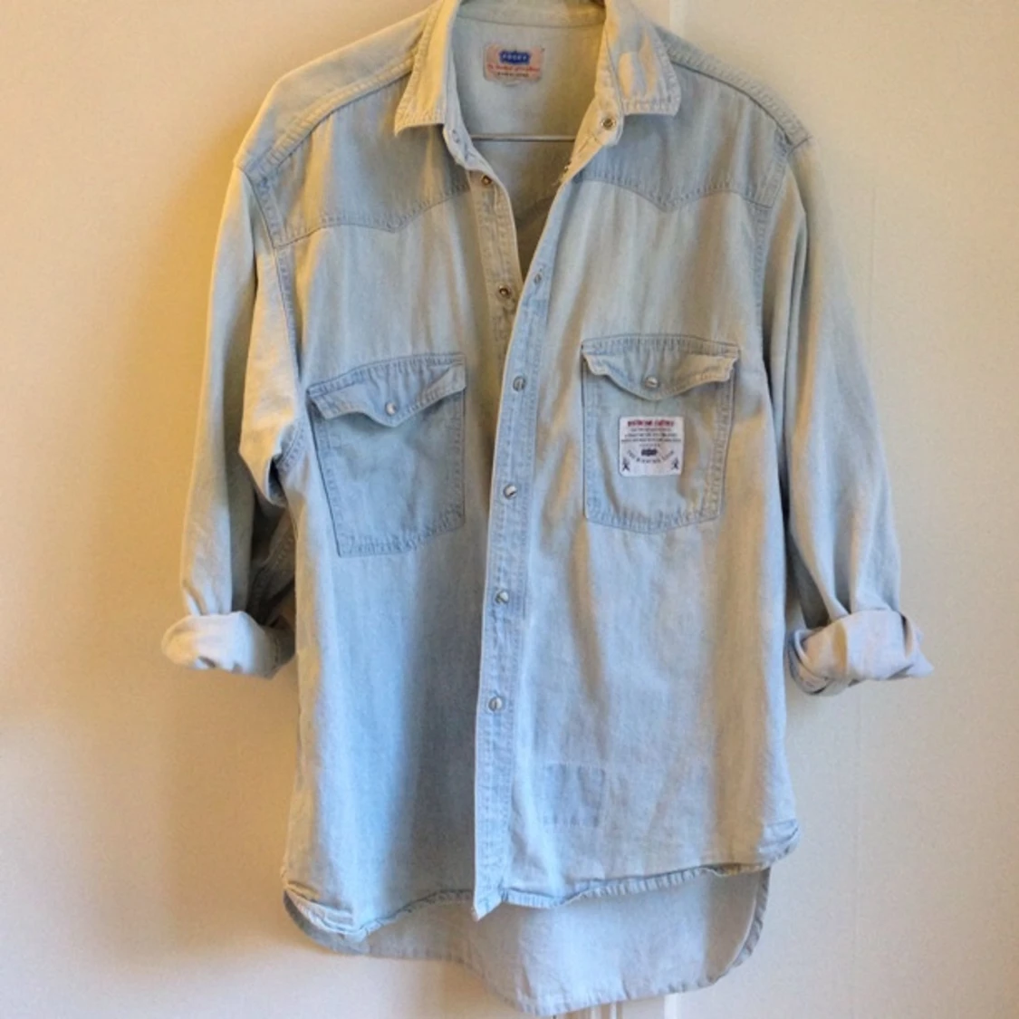 Oversize jeansskjorta. Står M men mer L/XL. 