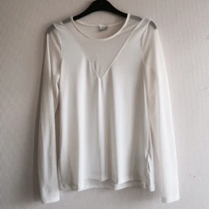  - Vit tröja med transparenta partier. Stretchigt tyg, passar storlek S och uppåt skulle jag säga.

Fraktar eller möts upp i Stockholm/norrort.