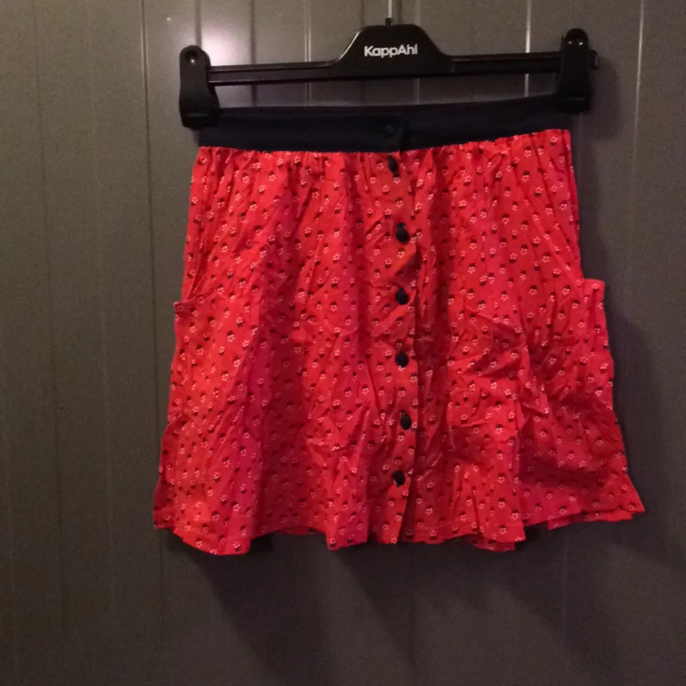 Så snygg kjol från topshop! Aldrig använd! Köparen betalar frakt eller upphämtning i Upplands-Bro :) . Kjolar.