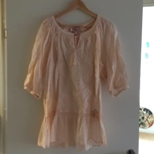  - Superfin tunika! Använd en gång. 
Köparen står för frakt eller upphämtning i Upplands-bro :) 