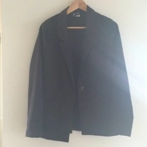  - Superfin blazer i svart! Ser dock tråkig ut på bild, men väldigt fin på! Köparen betalar frakt eller upphämtning i Upplands-Bro :) 