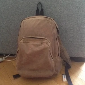  - Brunn tygryggsäck från granit med datorfack och nyckelfack. Vita sömmar, svarta band. Kan mötas upp i sthlm eller skicka. Köparen betalar frakt. Swish, överföring eller cash går bra. 