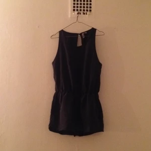  - Svart byxdress från h&m divided. Jättefin urringning i ryggen. Sparsamt använd. 