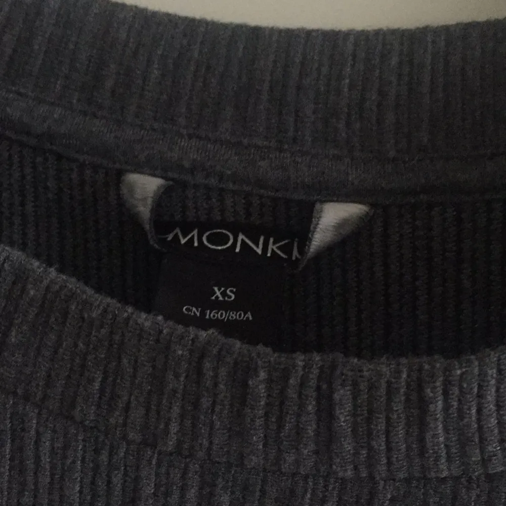 Säljer en assnygg oversize T-shirt från Monki. Storlek XS men passar alla. Använd två ggr. Frakt betalar du om du inte kan hämta upp den i Umeå. . T-shirts.