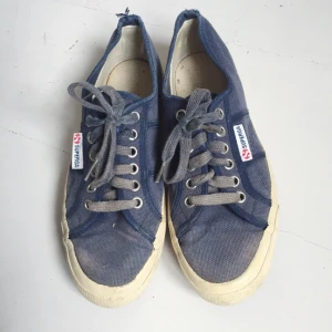  - Supercoola vintage Superga! Inköpta på mitten av 90-talet! Ej använts så mkt men har en sliten look pga åren som gått! Grymma ihop med ett par ljusa jeans i sommar 👌🏻☀️ du står för frakt, 84kr Tar emot svish! 