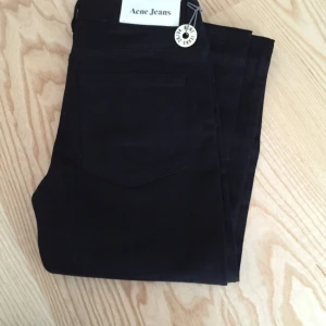 - Oanvända Acnejeans i svart.