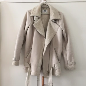  - En jacka i mycket fint skick
Köparen står för frakten. 