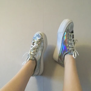  - Säljer mina jättecoola silvriga creepers från SCHUH! Använda endast 1 gång och är i bra skick! Passar nog både 38-39 då skorna kan kännas lite små i storleken!

UPDATE: sänkt pris!