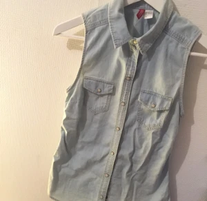  - Jeansskjorta utan ärmar. Snygg att ha bla. under stickad tröja så att kragen syns!