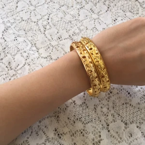  - Bangles / indiska armband 2st / Set

Standard-innermått med diametern: 6,7cm.
Helt ny. 