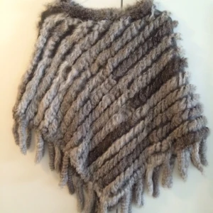  - Päls poncho från Monroe! Aldrig använd! One Size ! :)