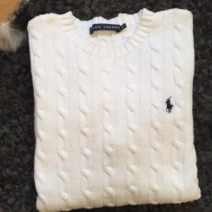  - Ny Ralph Lauren kabelstickad. Storlek S, 450kr frakt ingår 