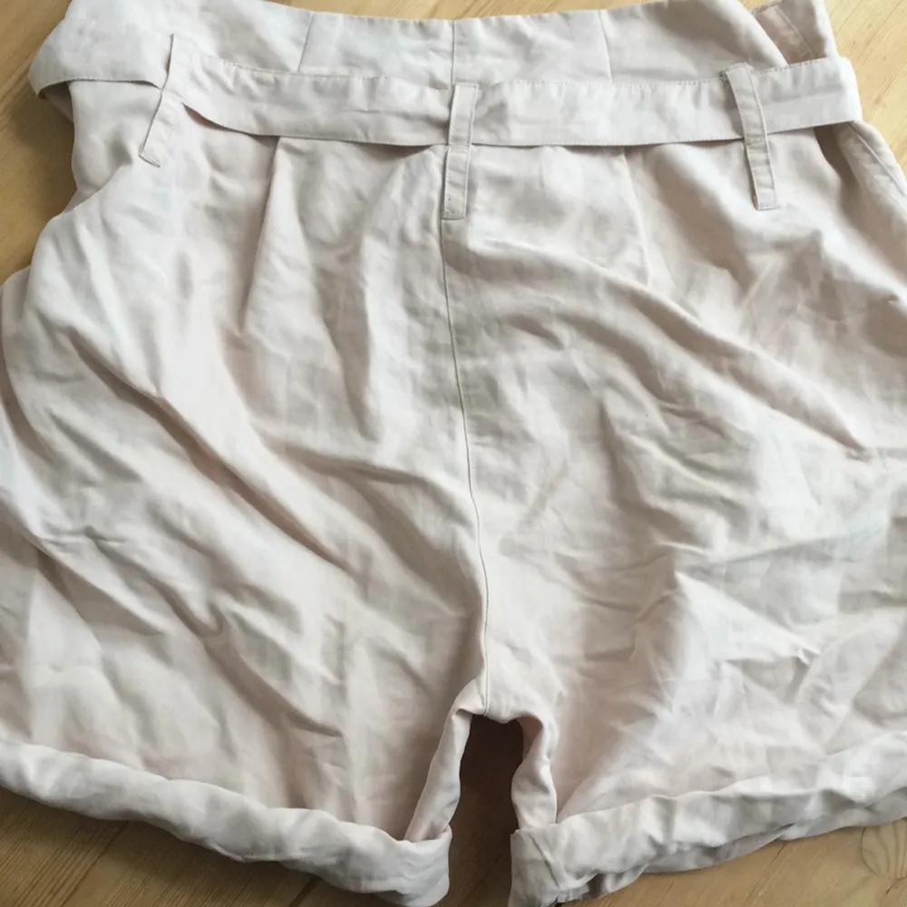 Puderrosa shorts från weekday 
Perfekt skick
Stl S men funkar till liten M. Shorts.