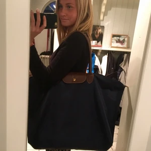  - Säljer min longchamp väska i stort format som är perfekt för dig som är på kortare resor. Som en overnight/ weekend bag. Den är marinblå med en innerficka och bruna handtag.  Finns i Eskilstuna.