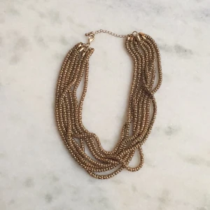  - Halsband i metall
Fint skick!
