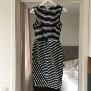  - Svart-vit-randig slimmad klänning från Amisu i stretchiga material så passar XS, S och M. Sitter fantastiskt på, både till vardags och fest!

