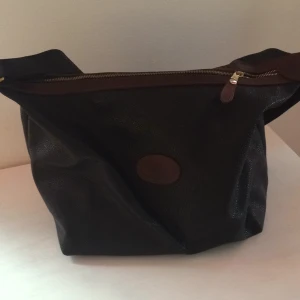  - Snygg Scotshgrain Mulberry väska.
Köpt från London vintage.
Kvalité i väldigt bra skick. 
Svart skinn med bruna detaljer.
