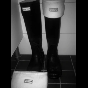  - Hunters strl 39 med sockor. Kan skickas. 
