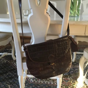  - Vintage Mulberry sidoväska i brunt kalvskinn. 


Köparen betalar eventuell frakt