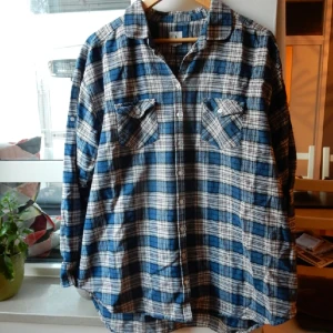  - Superskön och mjuk oversizeskjorta från Boomerang. Köpt second hand för 250 kr. Använd ett fåtal gånger. 