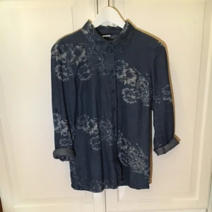  - Fin skjorta från Vero Moda i bra skick 
Säljer pågrund av fel storlek
Sparsamt använd
Möts irl