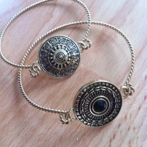  - 💫Superfina armband liknande armringar, flätade med två olika skölder💫

• Storlek: Mått på förfrågan
• Märke: H&M Divided 
• Material: Blandmetaller 
• Skick: Helt nya, oanvända 
• Övrigt: Inga skavanker alls
• Frakt: 7kr