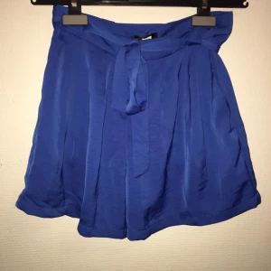  - Kornblå shorts i sidenliknande material, aldrig använda 
Frakt 30 kr