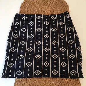  - Vacker mörkblå kjol från mango med vitt broderi. En gång använd. Tyvärr lite för liten för mig och säljs därför. 