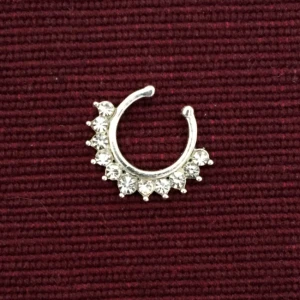  - Fake septum näsring piercing med strass. Silver. Helt ny.