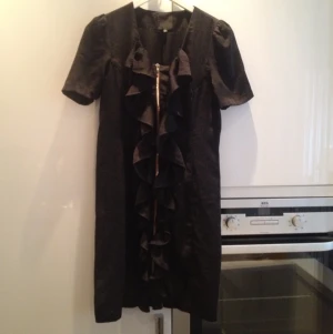 Fin klänning från inwear 

Stl 36

Volanger framtill

Dragkedja

 - Fin klänning från inwear   Stl 36  Volanger framtill  Dragkedja  