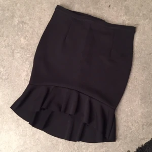  - Svart (högmidja) kjol. Oanvänd.