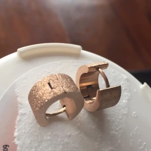  - Edblad örhängen rosé & glittriga. Använda en gång. 
Skickas mot liten fraktkostnad.
