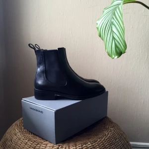  - Snygga Chelseaboots "Amina" från Vagabond i nyskick. Äkta skinn både yttre och innerfoder för god andningsförmåga och passform.  Inköpta 2016 för 1500kr.