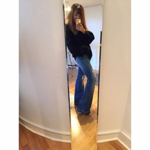  - Storlek 26(jag är normalt sätt 27). Supersnygga ripped flair jeans. Aldrig använt