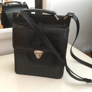  - Fin handväska i gediget hantverk från Italien. Mycket fack på fram och baksida. Två med dragkedja. Fattas en liten skruv på ena handtaget men annars i gott skick. Går att laga. 