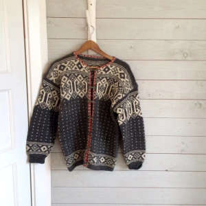  - Såååå fin stickad kofta. Tyvärr några knäppen som har ramlat bort, lätt att sy fast nya. 
Annars är skicket tiptop! 
Jättevarm❄️