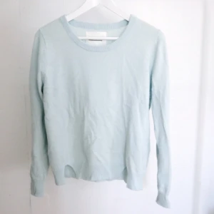  - Mintgrön tröja från Elin Klings märke Nowhere. Knappt använd så i nyskick. Endast skrynklig av att ha legat nedpackad. 50% Nylon 40% angora  10% lammull. Ej stickig att ha på sig. 🦄🌟 Frakt 49kr. Jag har svisch! 