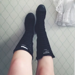  - Stövlar med dragkedja på sida. Färgglada skosnöre ingår i köpet. Köpare står för frakt.