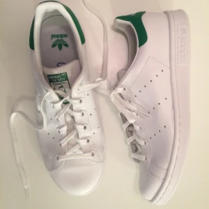  - Adidas Stan Smith OANVÄNDA. Köpta i fel storlek i USA och kan därför inte bytas. Har Swish! 
