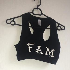 Gullig croptop ”FAM” ✨ - Gullig croptop med ”FAM” över bröstet, stretchig och skön. Perfekt skick! Finns i Malmö eller skickas mot frakt 😌