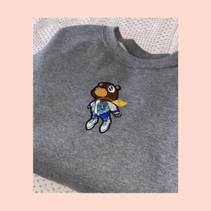 Kanye Graduation sweatshirt - 🦋 Aldrig använd, bra skick. Köpt från depop för ett tag sen. Köparen står för frakt, bud är välkomna <3