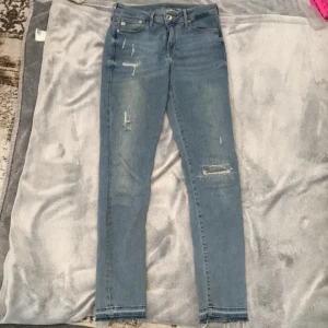 Ripped jeans/byxor. M - Är i mycket bra skick med sina fina detaljer både i framsidan och baksidan. Byxan är ljusblå och väldigt skön att ha på sig. Passar till allt☺️[köparen står för frakten om frakt skulle behövas, Stockholm📍] 